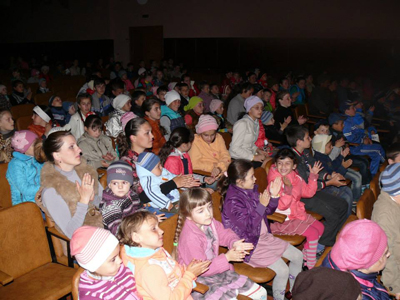 Caravana Culturala in Sudul Basarabiei-public-aplauze copii-400px