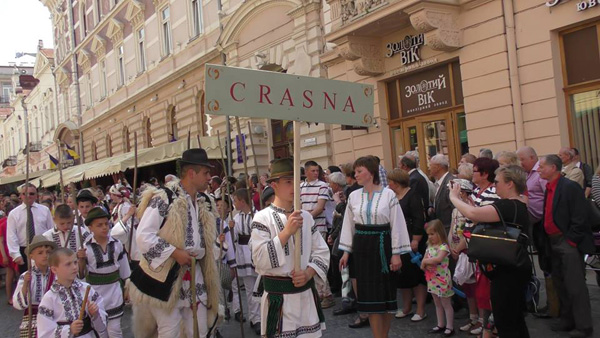 05-Cernauti-Parada portului popular romanesc-Crasna-22 mai 2016-600px